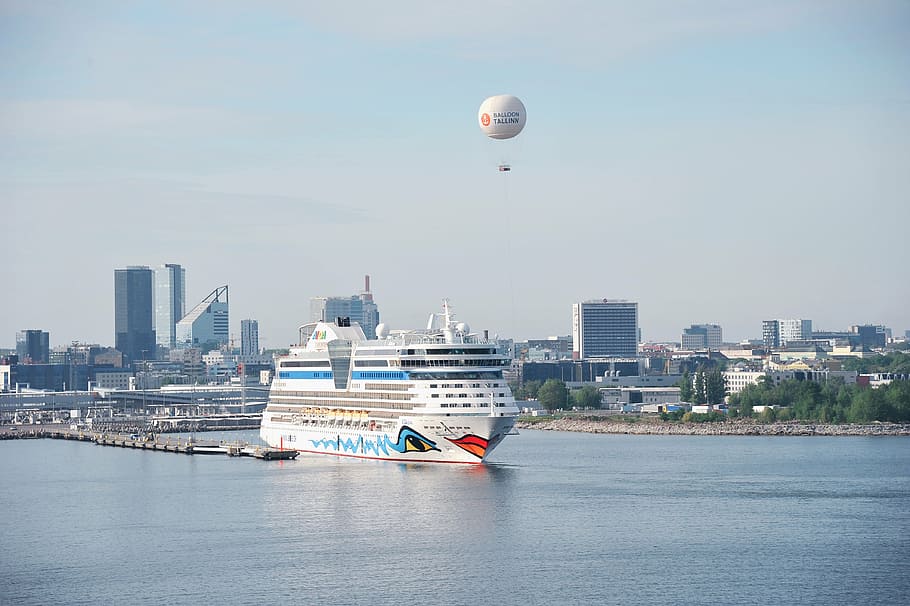crew ship on body of water near cityscape, boot, sea, port HD wallpaper