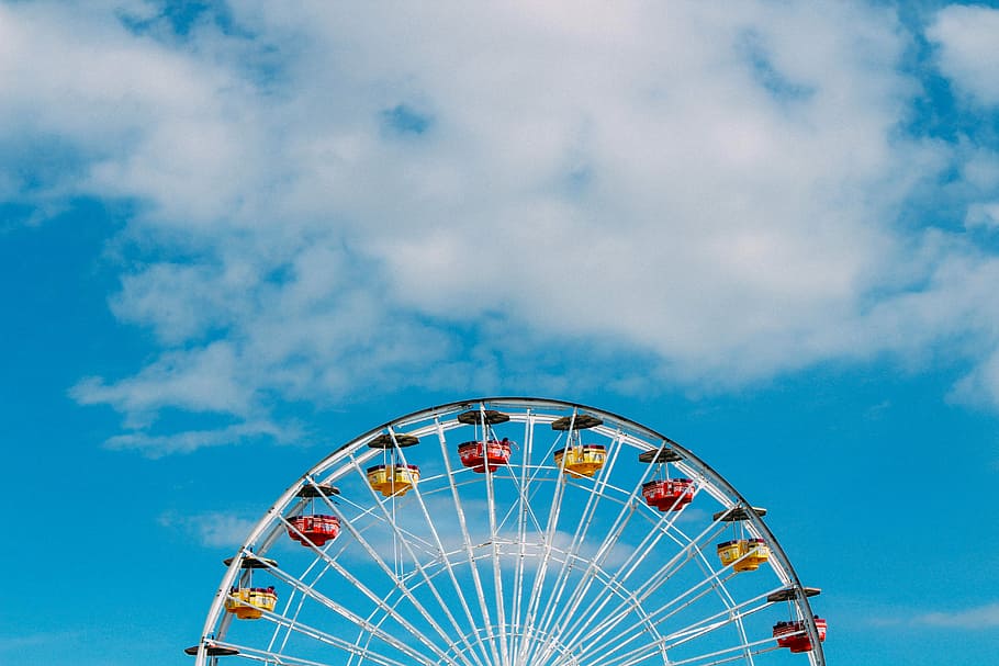 white and red ferris wheel, white and gray ferris wheel under the cloudy sky during daytime HD wallpaper