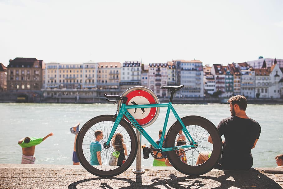 teal road bicycle parking near body of wat, man beside blue fixed gear bicycle, HD wallpaper