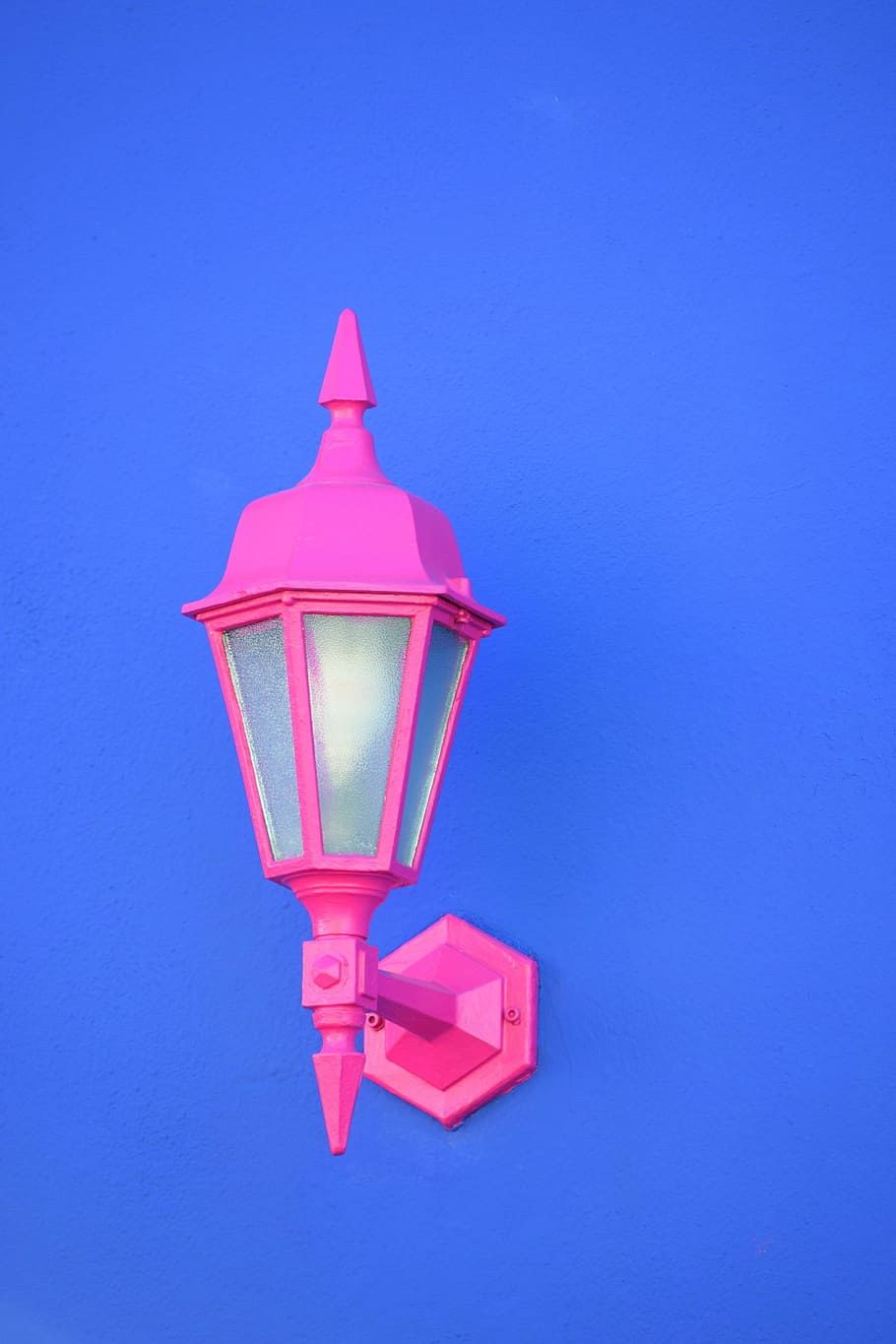 pink sconce on blue wall, photo of pink sconce lantern light HD wallpaper