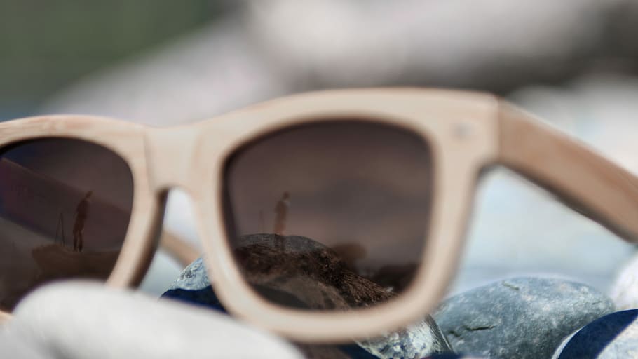 white wayfarer sunglasses, close-up photo of brown framed sunglasses on rack HD wallpaper