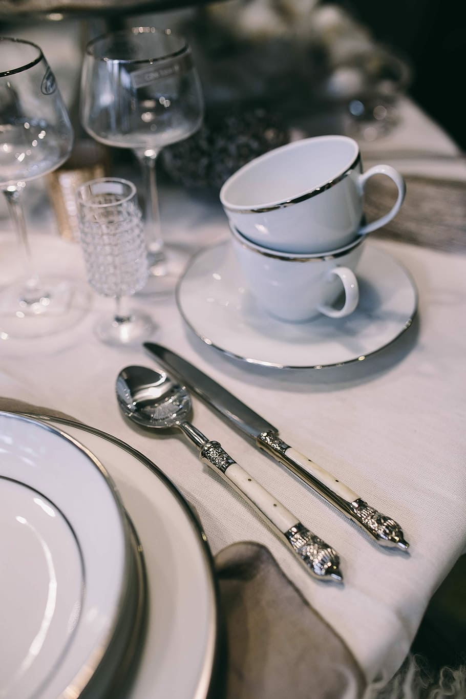 Fancy restaurant dinner table decorated with quail eggs and feathers HD wallpaper