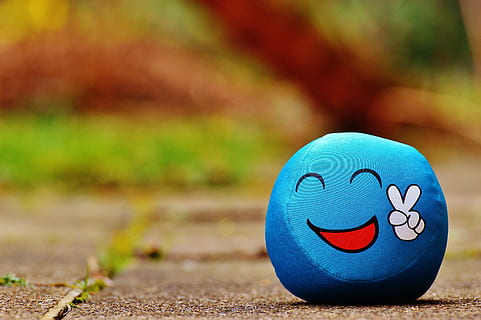 shallow focus photography of blue peace emoticon toy, smiley HD wallpaper