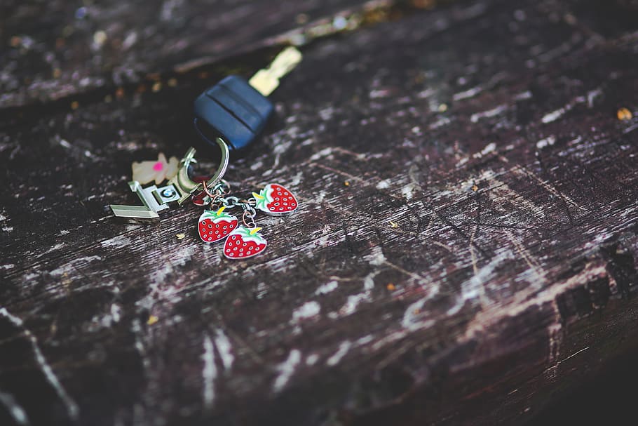 close-up photo of keychain, car key, keyring, strawberry, strawberries, HD wallpaper