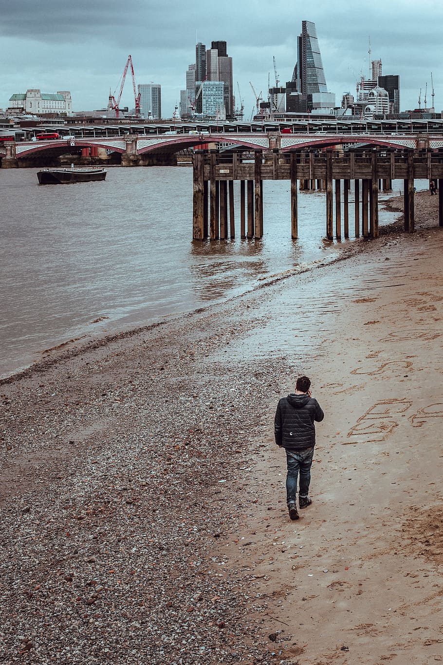 man walking on seashore, man walking on sea shore, Thames, people HD wallpaper