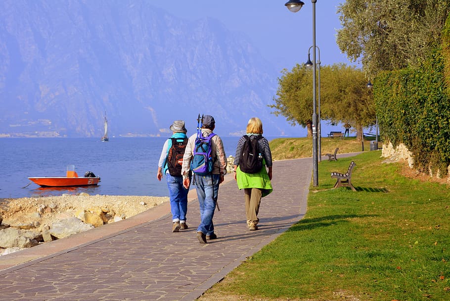 tourists, lake, walk, backpack, garda, malcesine, italy, lake front HD wallpaper