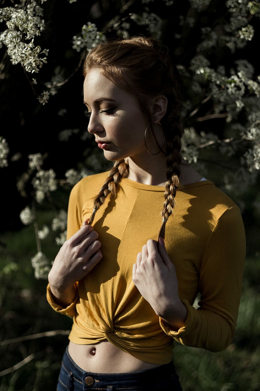 woman holding her hair standing in front of tree, tilt shift lens photography of woman holding his hair HD wallpaper