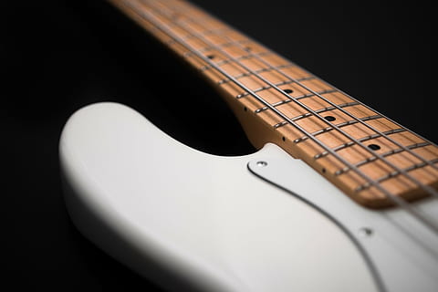 closeup photography of white and brown 4-string bass guitar HD wallpaper