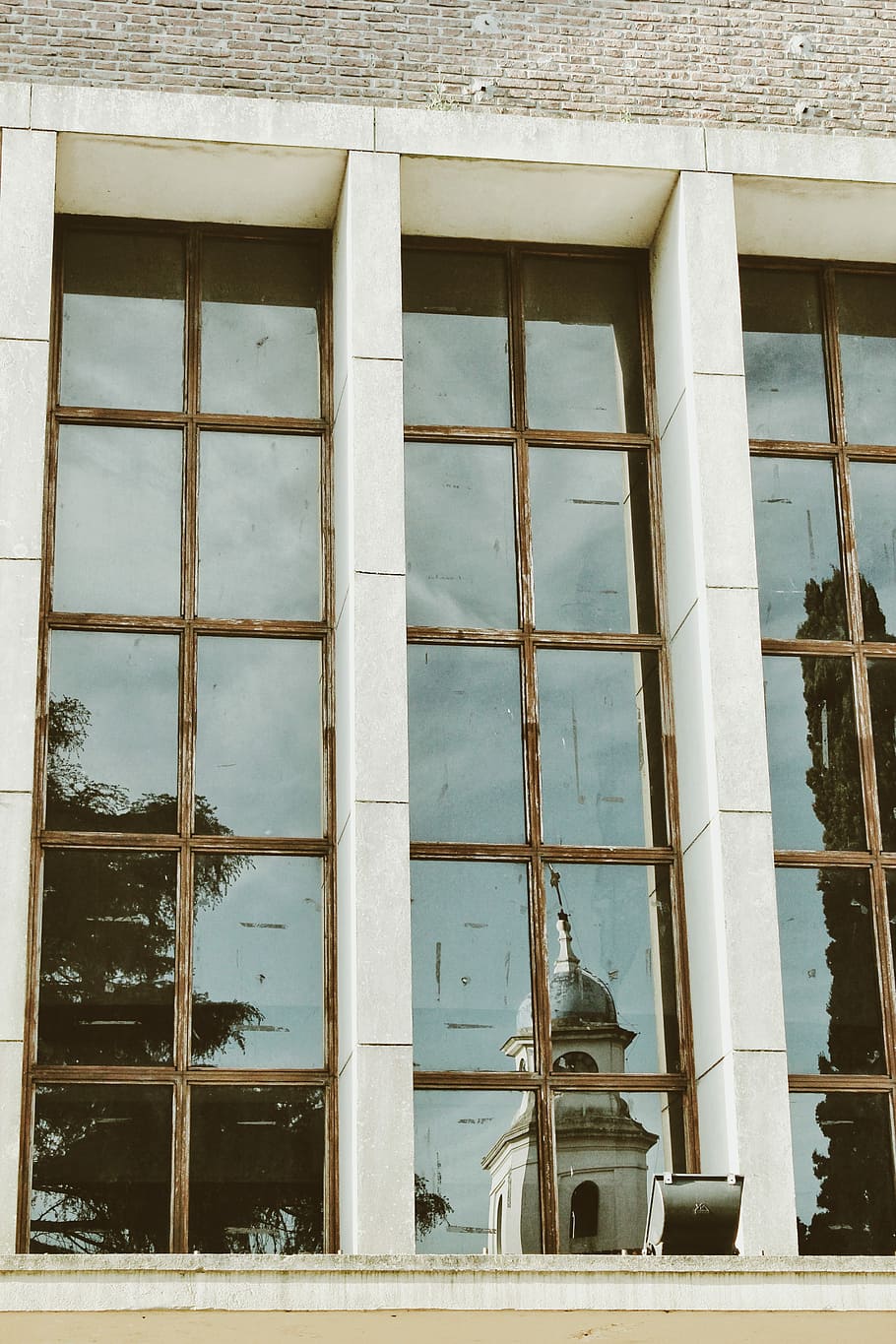 white and gray concrete building with clear glass window, clear glass window pane between white post HD wallpaper