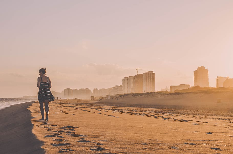 woman walking on desert sand, woman waling on beach, woman in black HD wallpaper