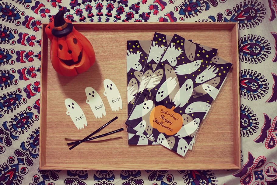ghost printed cards and jack o lantern on brown wooden tray, decoration HD wallpaper