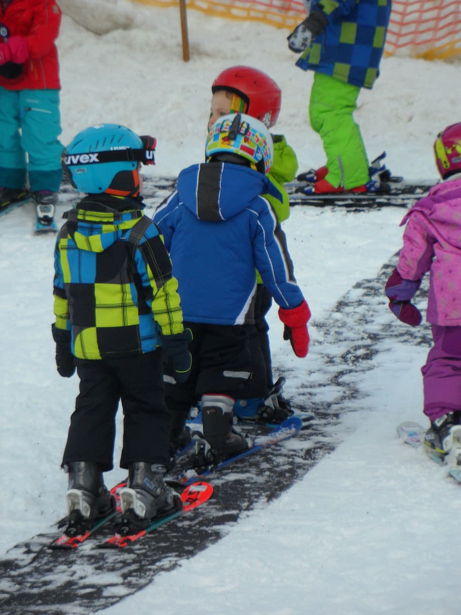 group of children wearing snowskis, ski lessons, dwarfs, skiing HD wallpaper