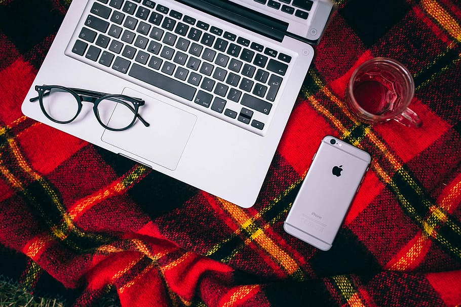 Apple Macbook on a red blanket, computer, technology, laptop HD wallpaper
