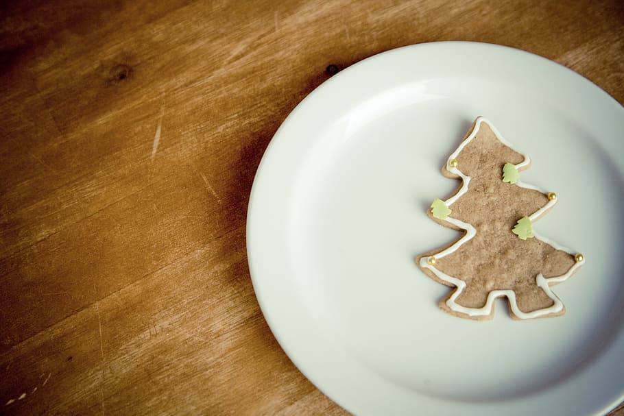 round white plate with biscuit, cookie, christmas, sweet, dessert HD wallpaper