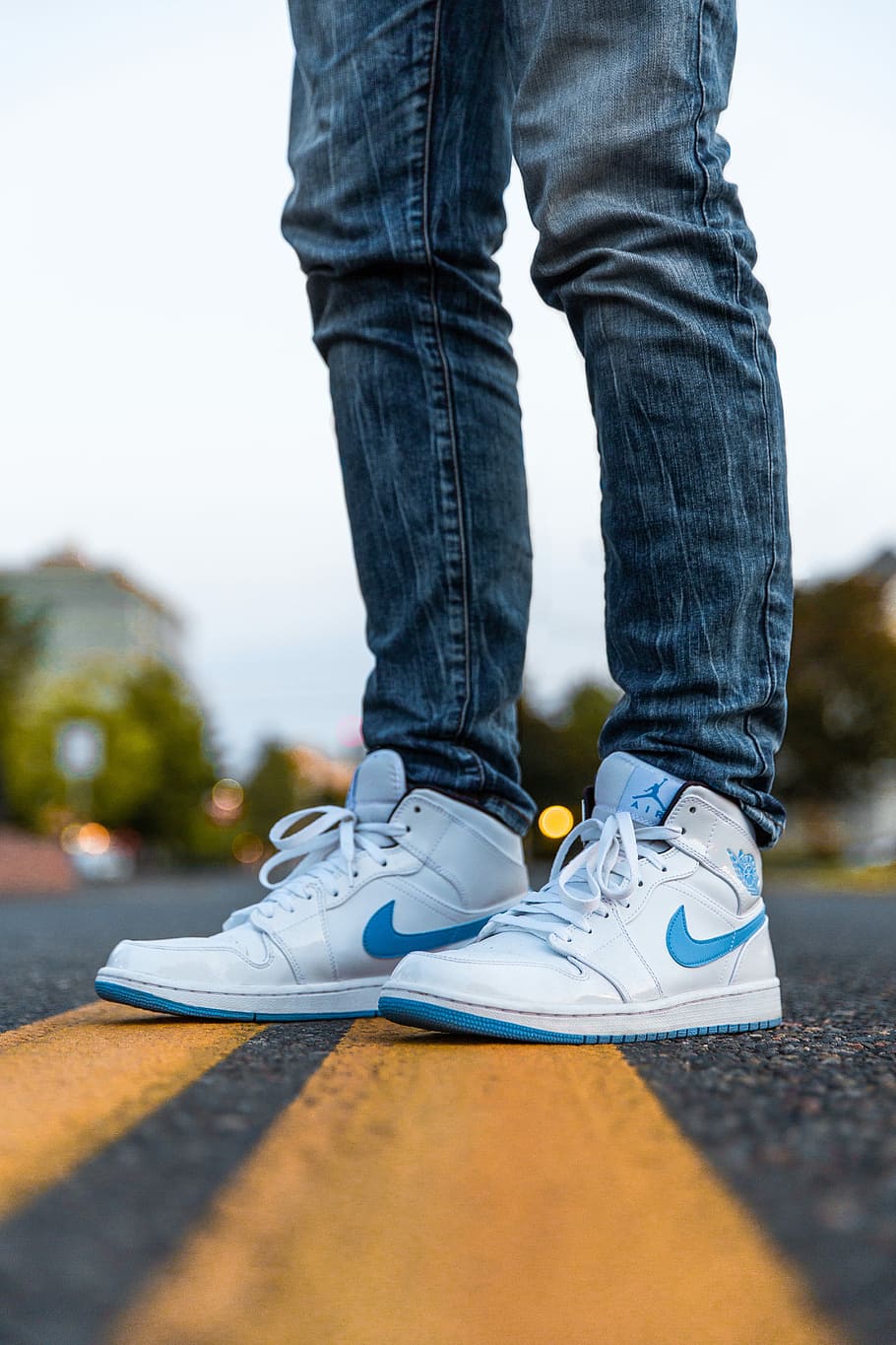 air jordan 1 mid with jeans