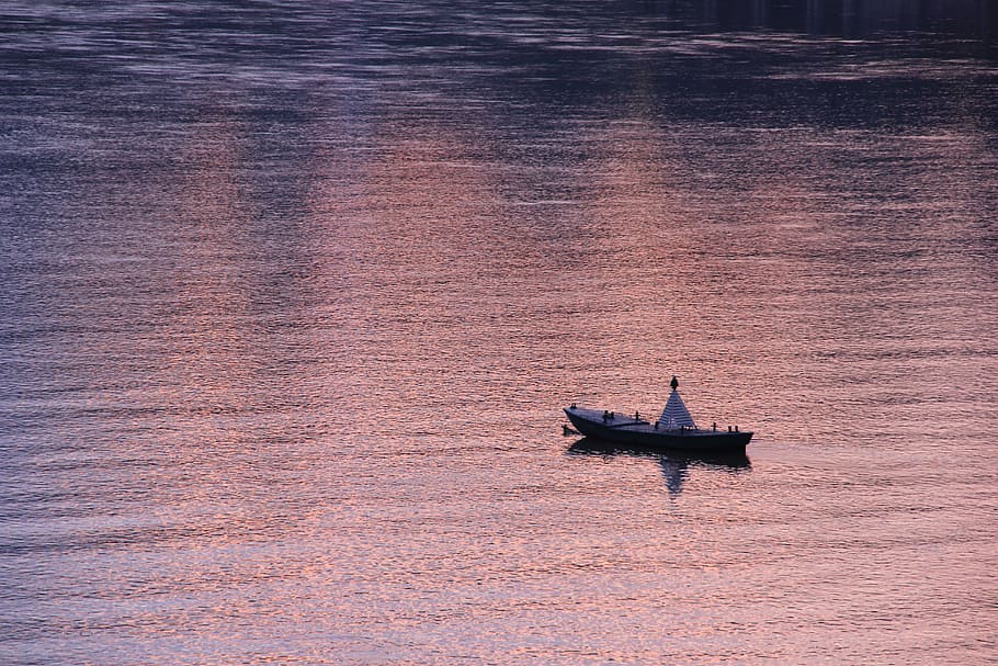 gray boat on boy of water, brown and white boat in body of water HD wallpaper