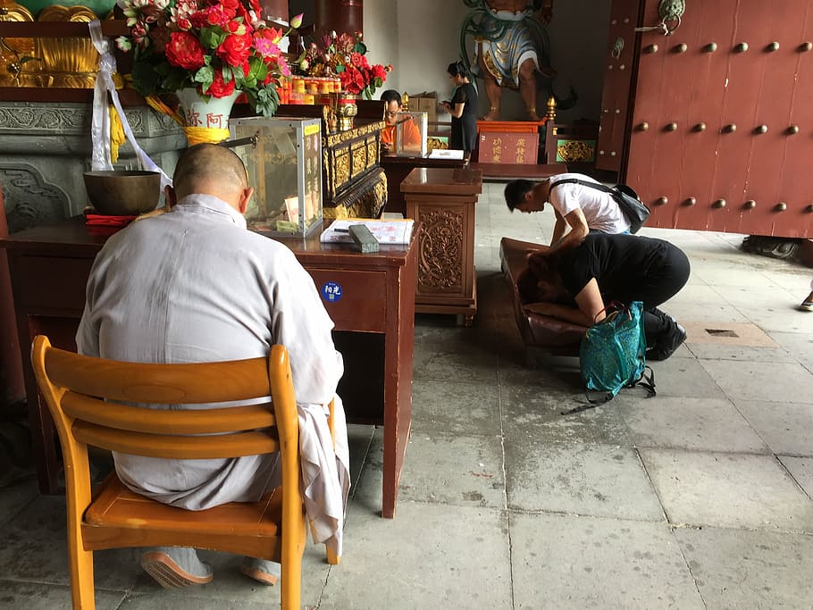 pray, prayer, buddha, monk, sanya, faith, honor, worship, real people HD wallpaper