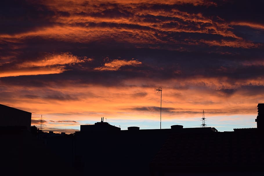 silhouette of buildings under golden hour, silhouette of buildings under clouds HD wallpaper