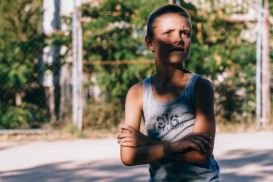 selective focus photograph of person in gray tank top, person in gray tank top HD wallpaper