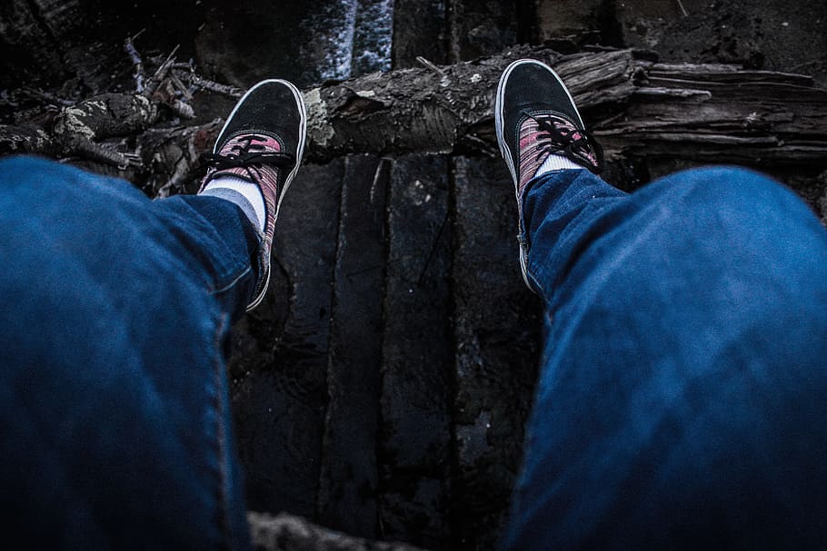 Dam, Denim, Desaturated, Feet, cliff, jeans, lake, shoes, sneakers HD wallpaper