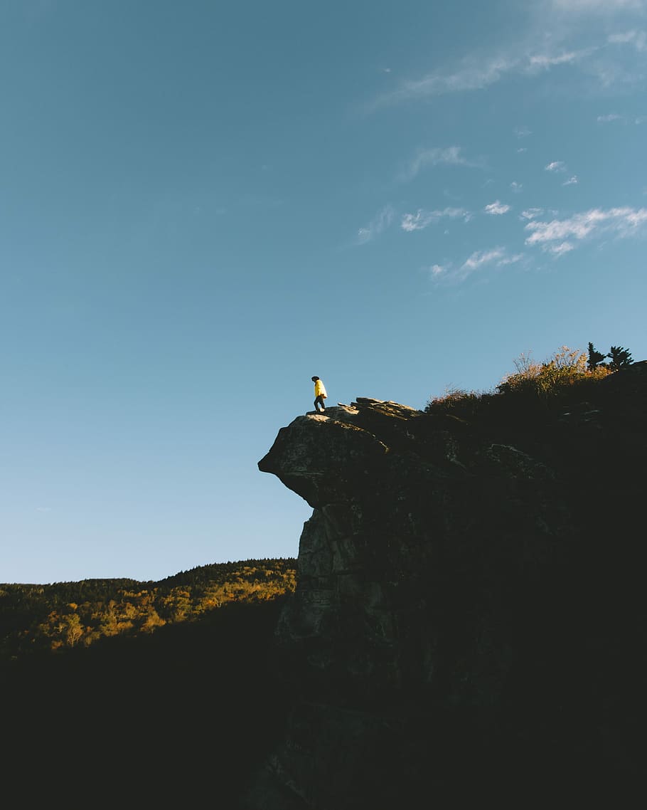 person standing on cliff point, person standing on hilltop during daytime HD wallpaper