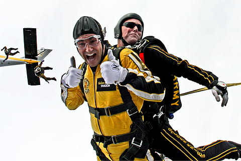 two men wearing black and yellow safety suits, tandem skydivers HD wallpaper