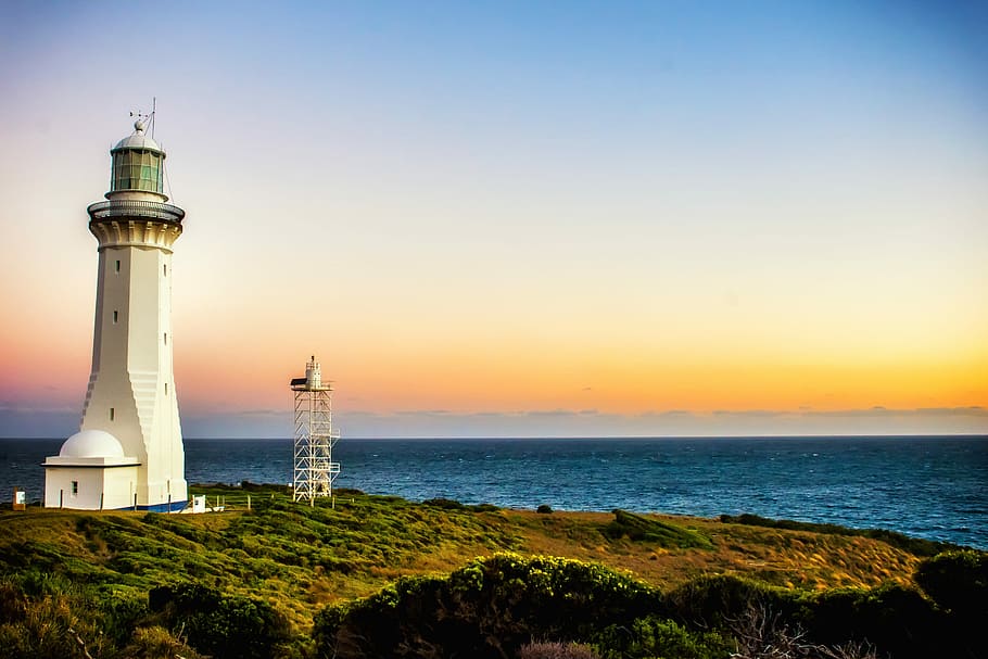 white concrete lighthouse near seashore at daytime, white lighthouse near seashore HD wallpaper