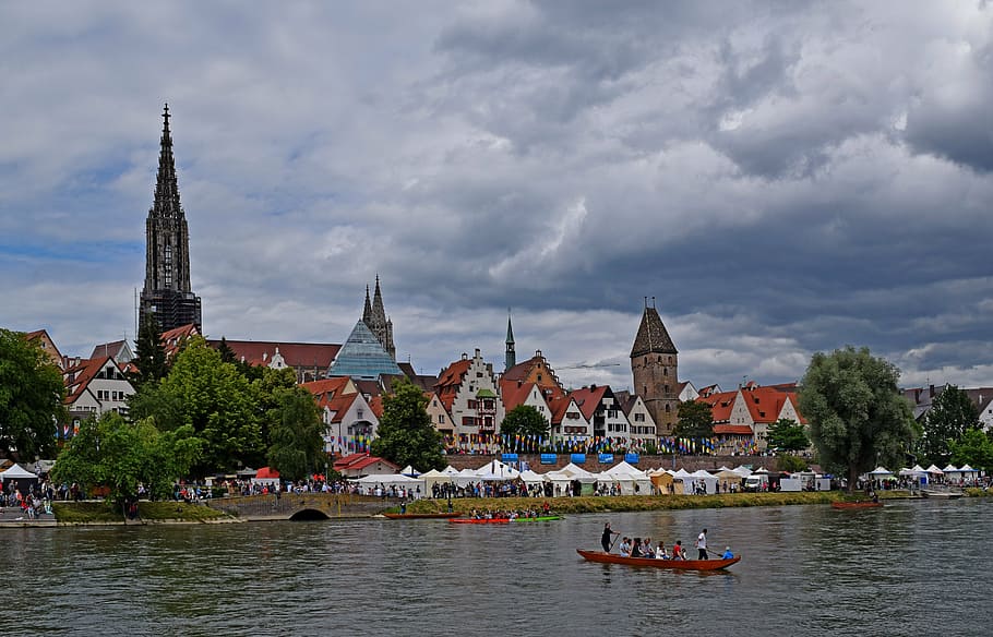 ulm, danube fixed, city, river, clouds, kahn, flags, sky, building exterior HD wallpaper