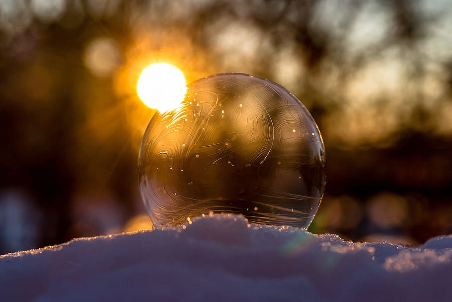 Defocused Image of Sun Reflecting in Water, ball, blur, bright HD wallpaper