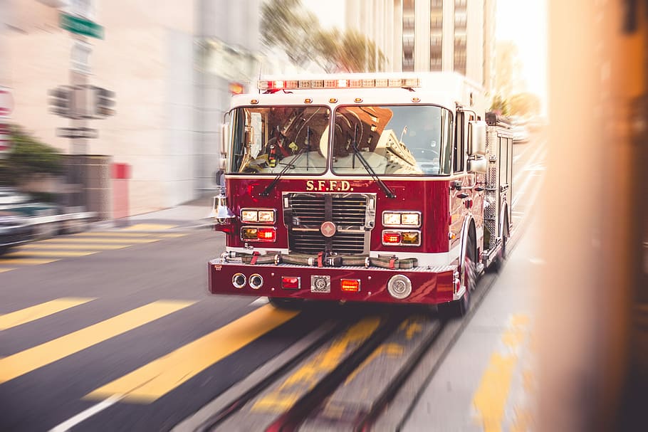 Fire Truck Racing Through The City Traffic, accident, beacon lights, HD wallpaper