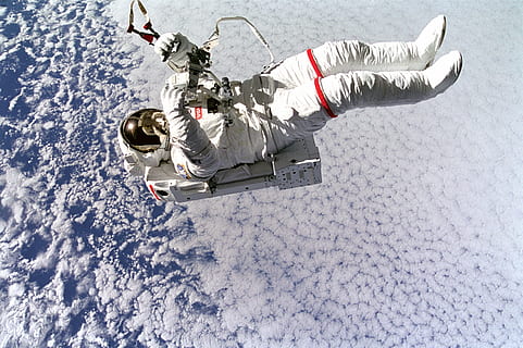 astronaut floating in space at daytime, spacewalk, iss, tools HD wallpaper
