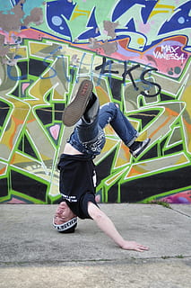 man doing break dance on front of gaffiti wall, body, breakdance HD wallpaper
