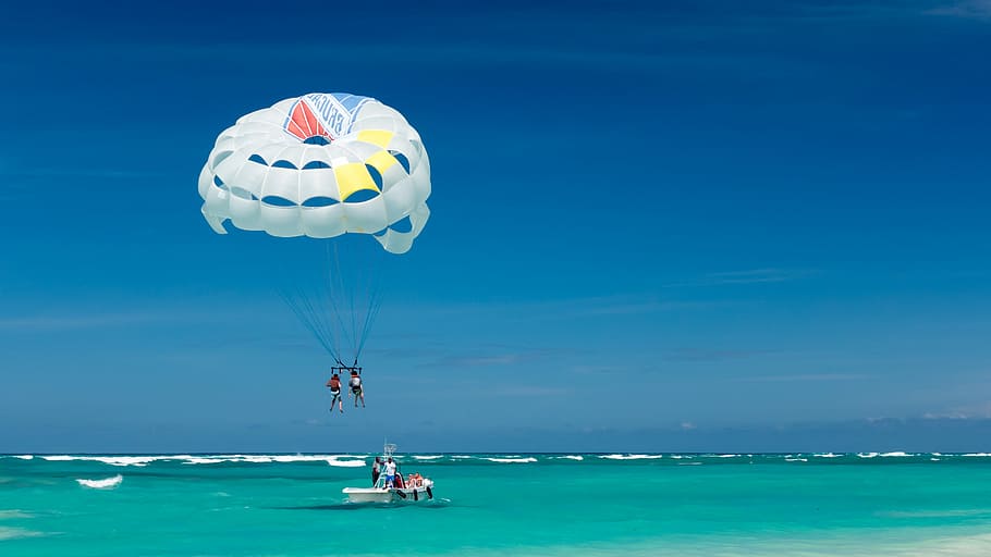 two person riding parachute near beach, two person parachuting going into sea HD wallpaper