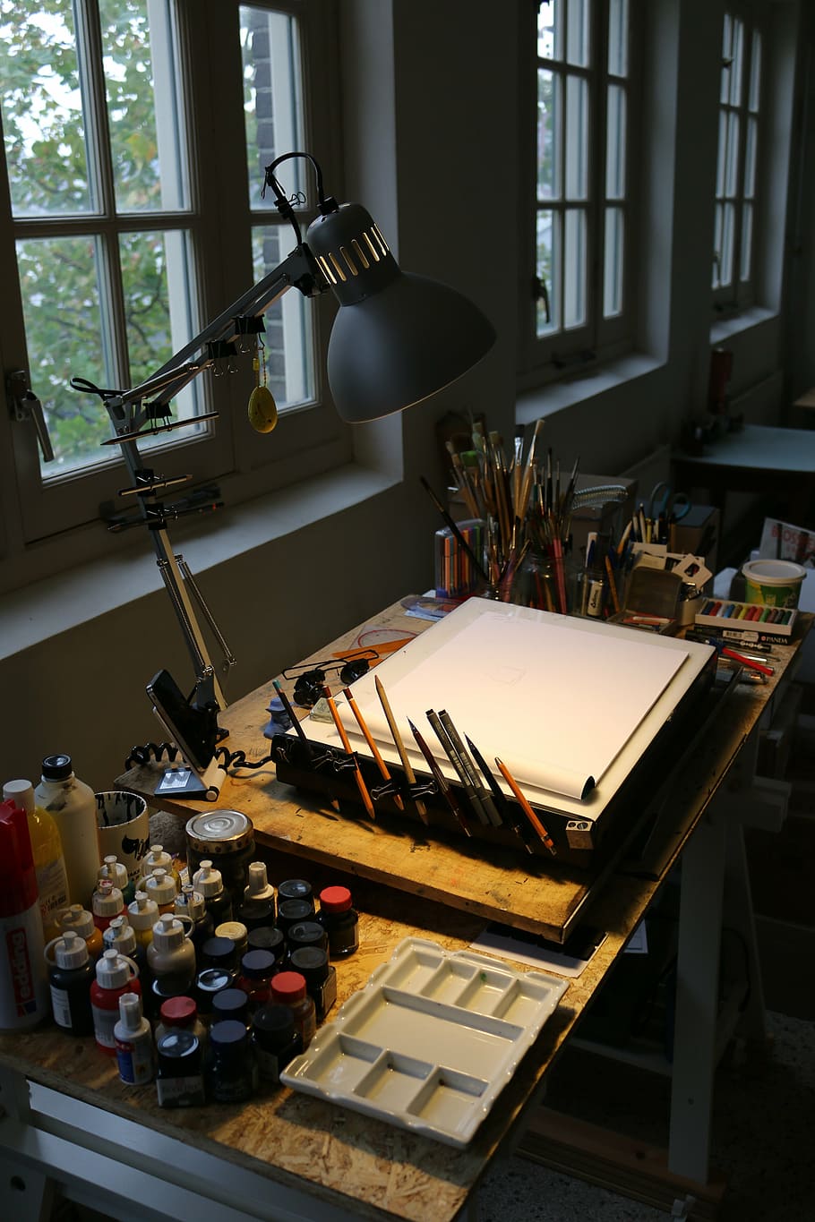 closeup photo of sketch table set with lamp, workplace, drawing board HD wallpaper