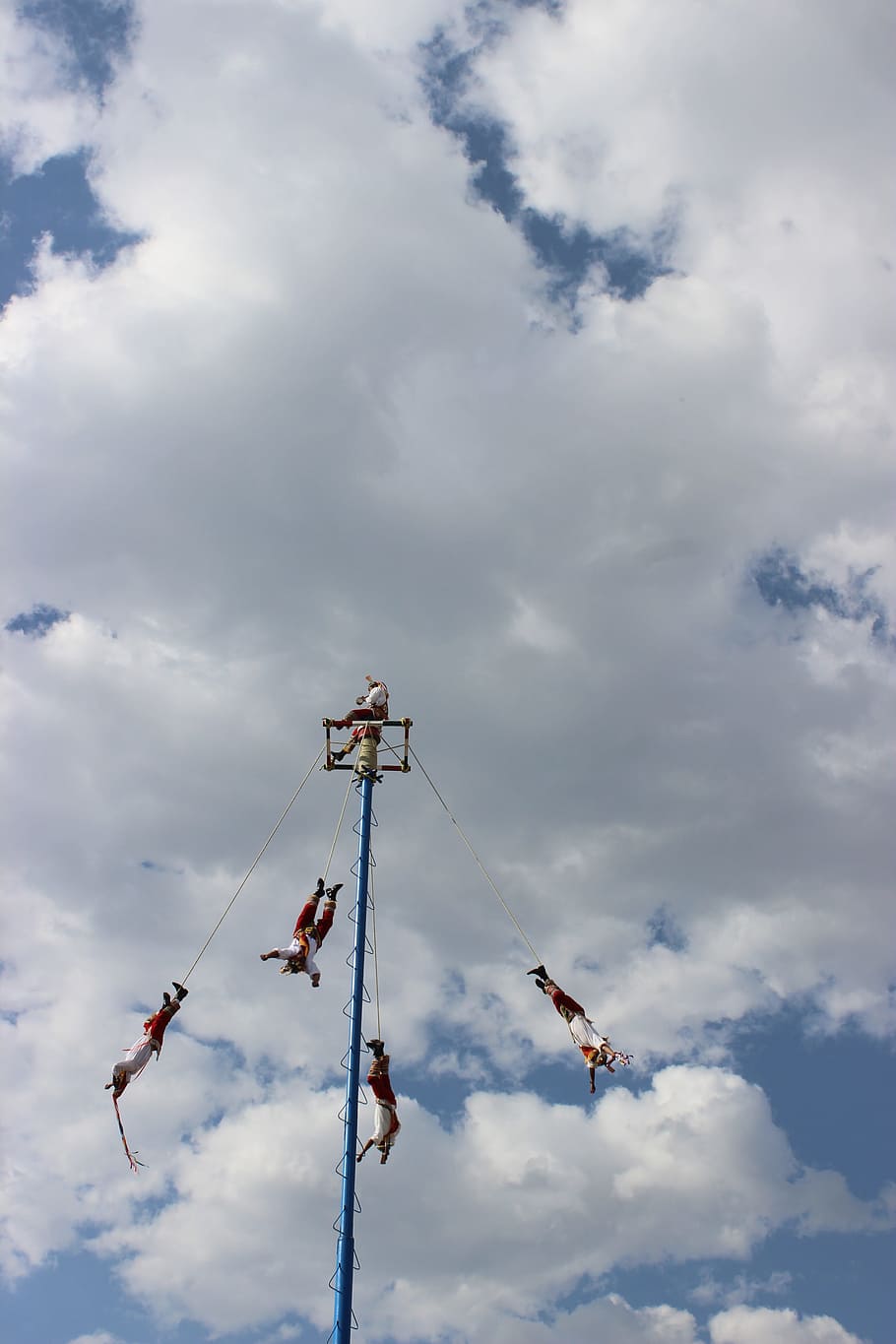 Dancing clouds. Крутящийся аттракцион на веревках. Ритуал полёта. Ритуал чтобы летать. Танцующий полет аттракцион.