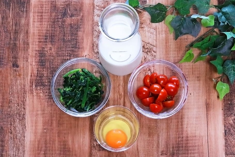 egg, green vegetable, tomato in glass containers on brown wooden table HD wallpaper