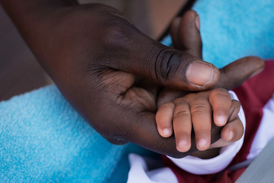 man holding baby's hand photo, hands, the hand, father, dad, child, HD wallpaper