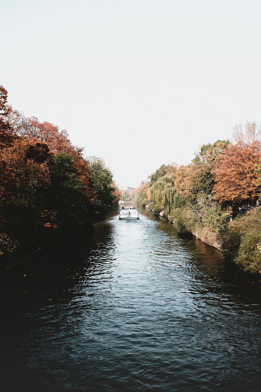 boat in the middle of river during daytime, river with boat passing by under white sky HD wallpaper
