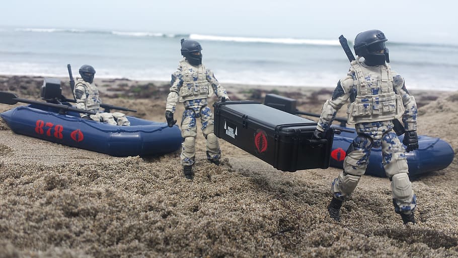 soldier toys on gray sand, gijoe, beach, cobra, trooper, lima HD wallpaper