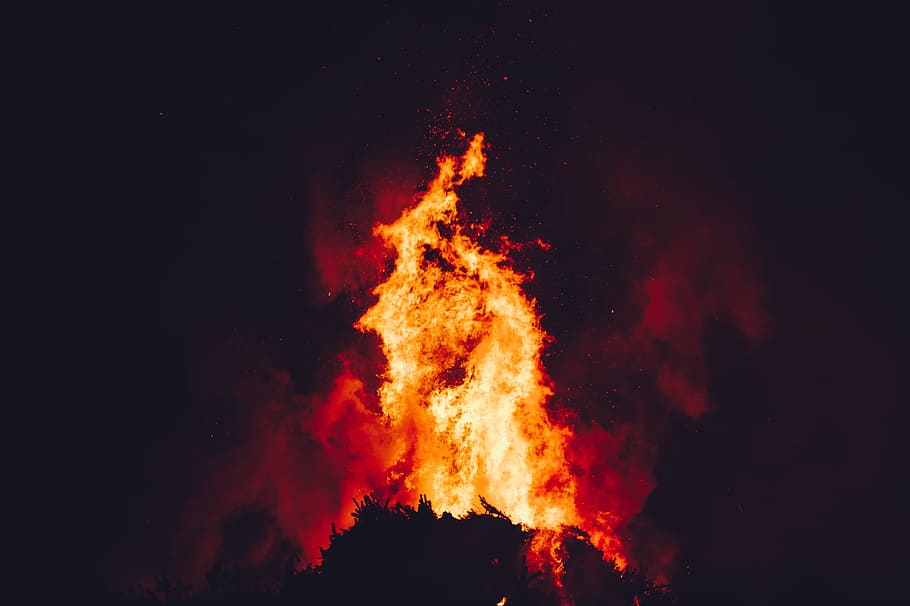 fire, flame, bonfire, campfire, dark, night, burning, fire - natural phenomenon HD wallpaper