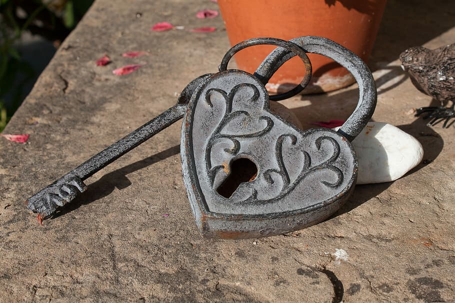 gray heart padlock with skeleton key, castle, close up, communication HD wallpaper