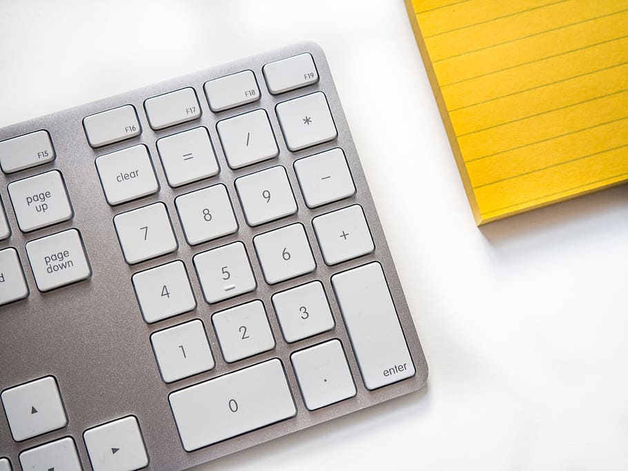 Keyboard and Notepad on Desk, sticky note, white, yellow, Business HD wallpaper