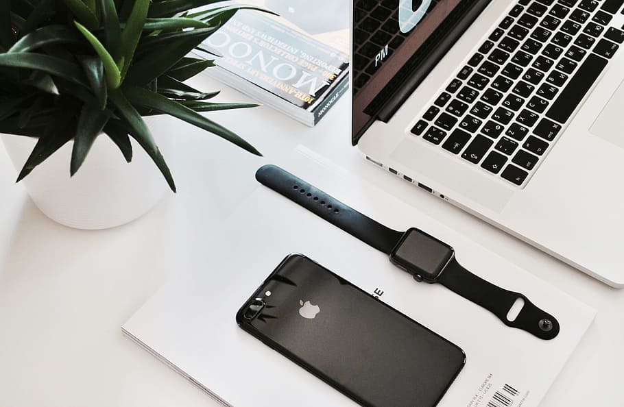 desk-laptop-iphone-apple-watch.jpg