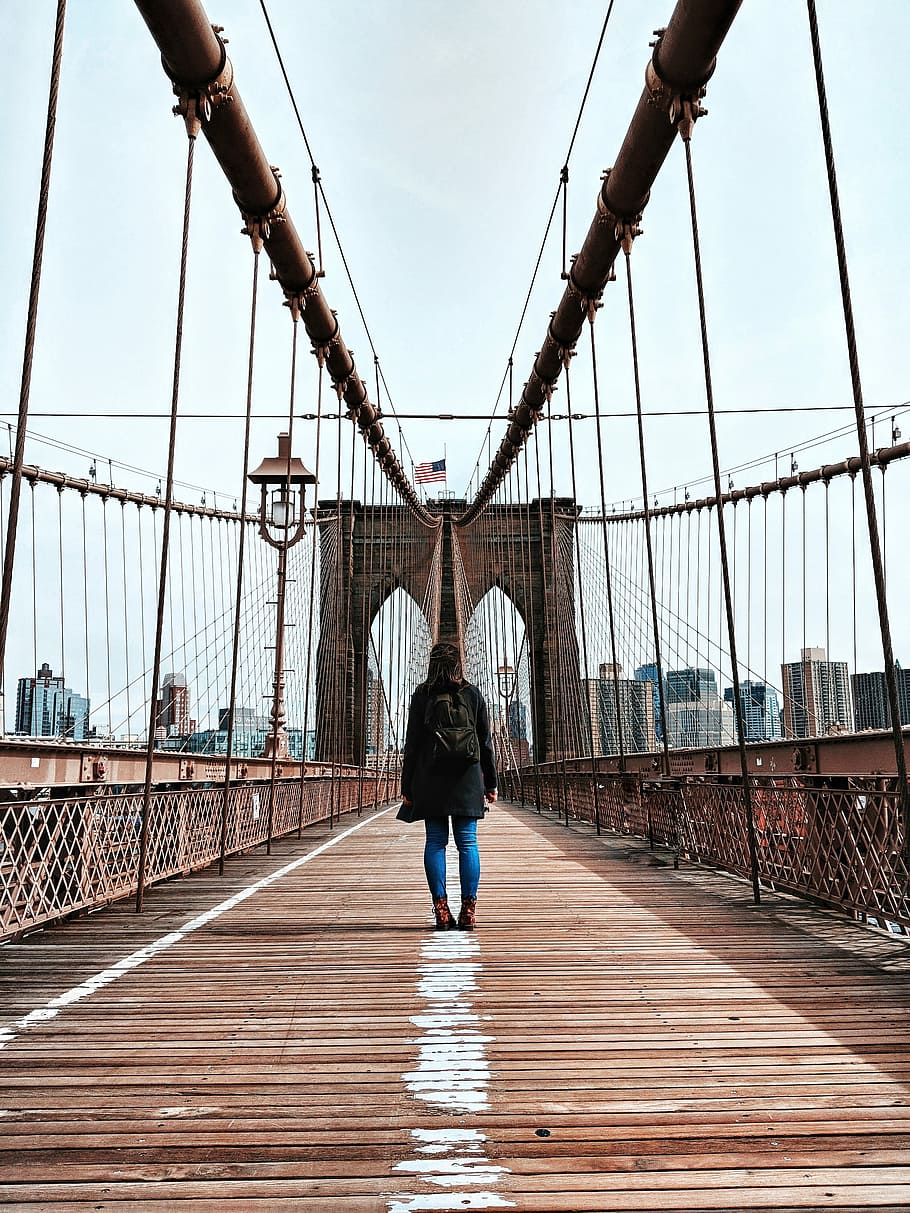 woman standing in bridge, woman standing on Brooklyn Bridge, New York while looking upward HD wallpaper