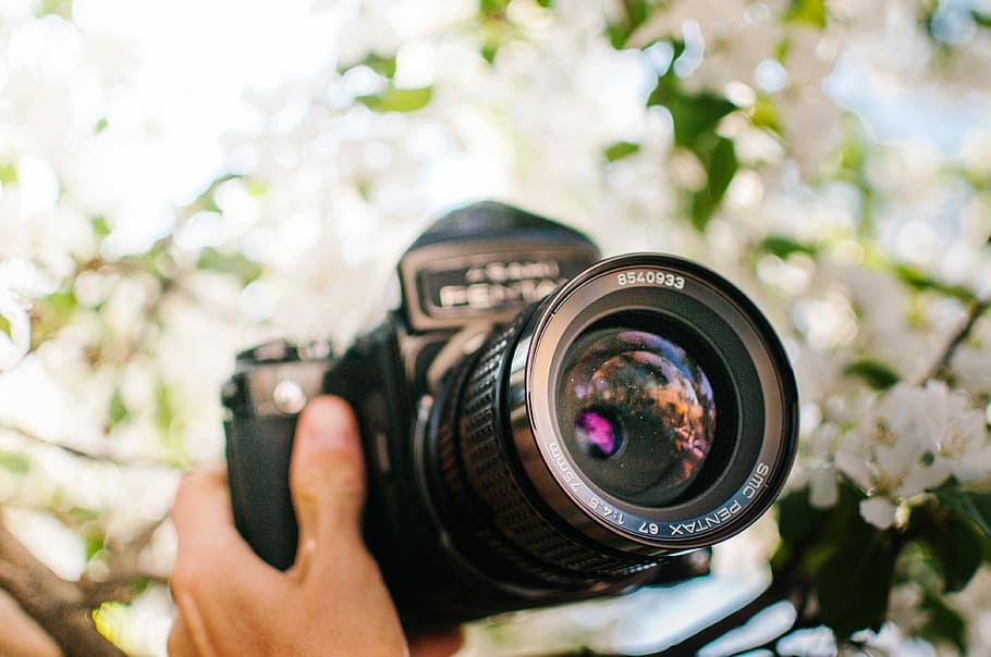 macro shot of black DSLR camera, person holding black DSLR camera HD wallpaper