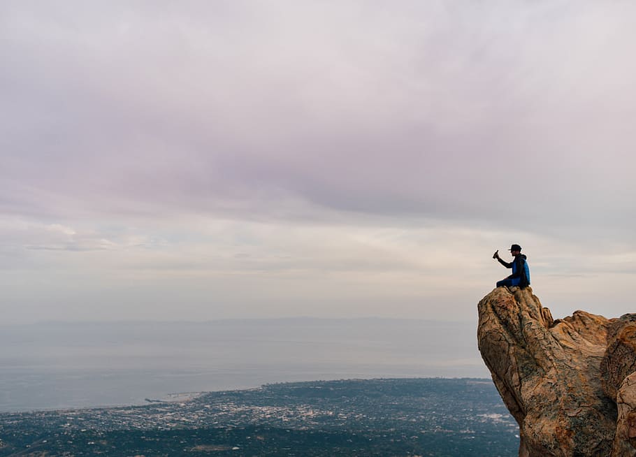 shallow focus of person sitting on rock, man, mountain, edge HD wallpaper