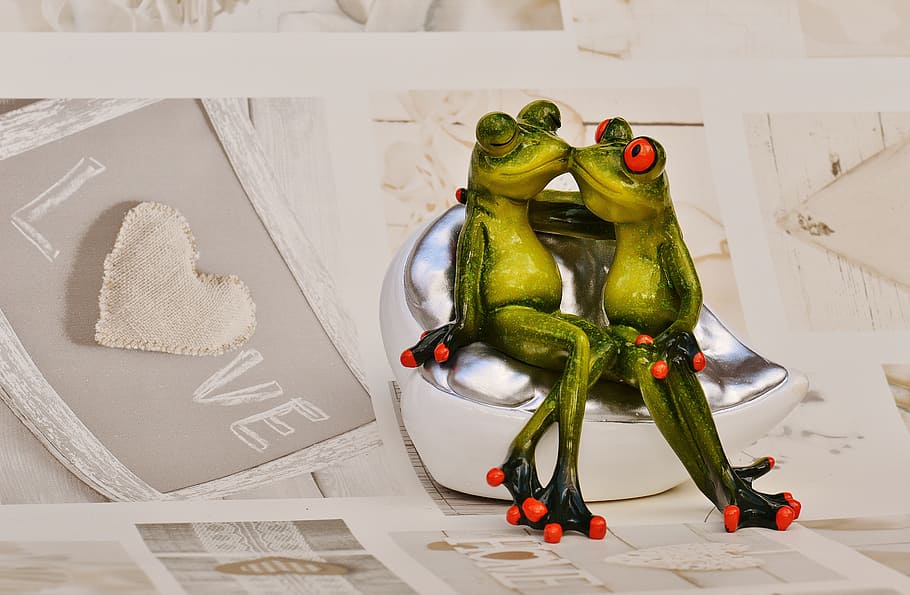 two green frogs sitting while kissing, lovers, funny, together, HD wallpaper