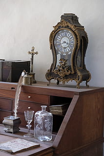 analog mantel clock on wooden desk, grandfather clock, pendulum clock HD wallpaper