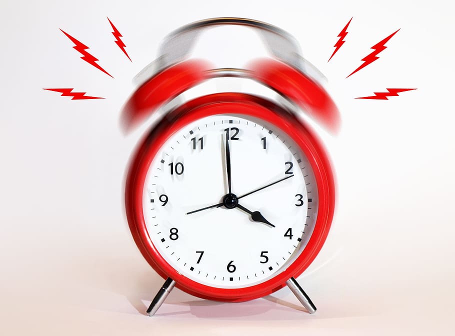 round red alarm clock ringed at 4:00, deadline, minute, ring the bell