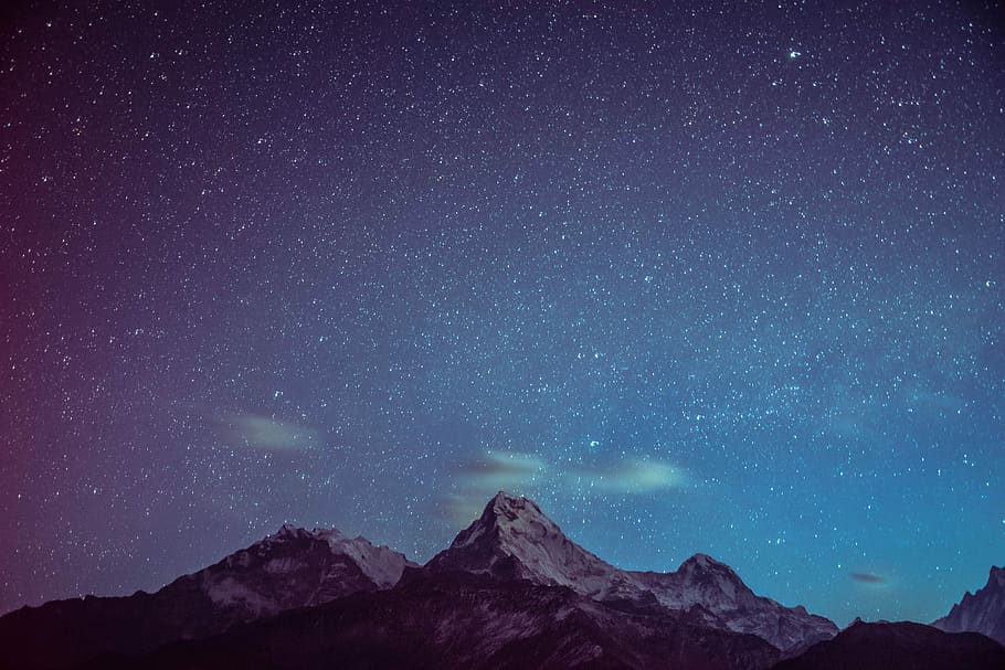 icy mountains under starry night, photo of snow mountains during nighttime HD wallpaper